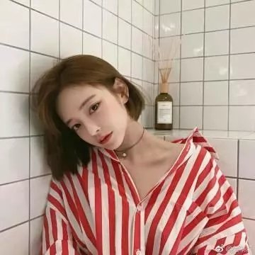 给小酒馆女子喝高杯酒